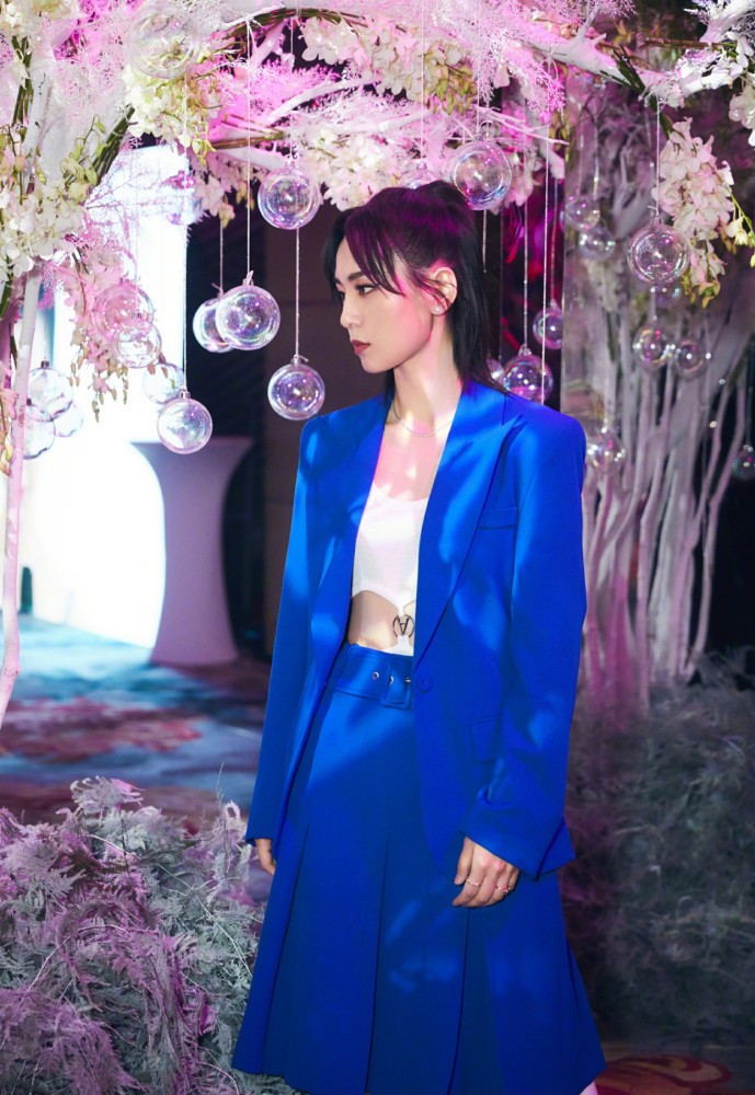 人气女王周笔畅个性穿搭,宝石蓝西装,内搭"肚兜"仿佛没穿内衣