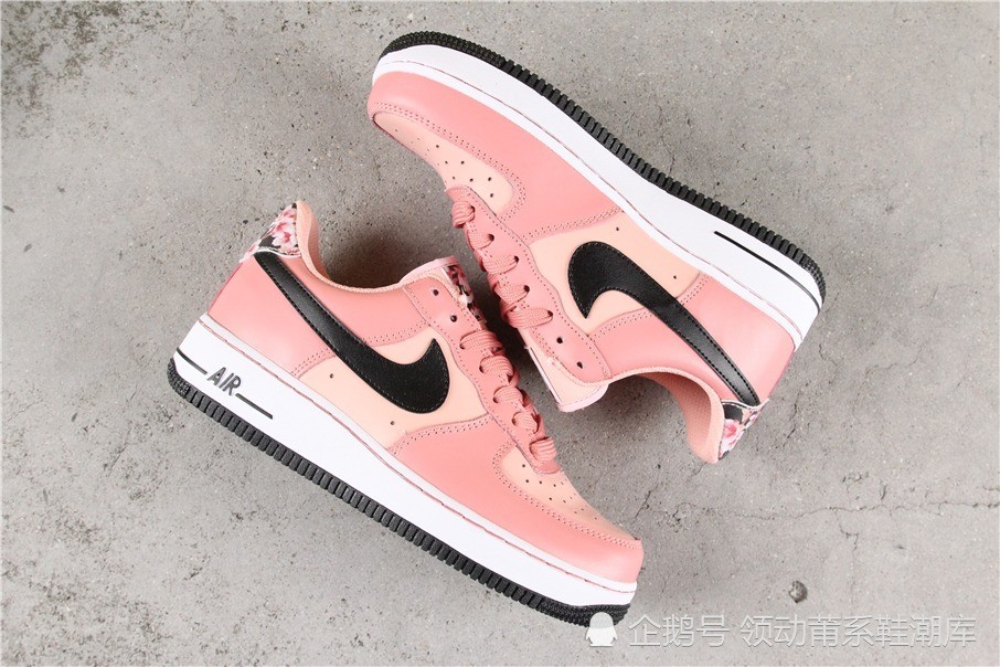 还是一款以花为主题,适合小姐姐穿的空军系列 af1樱花鉴赏