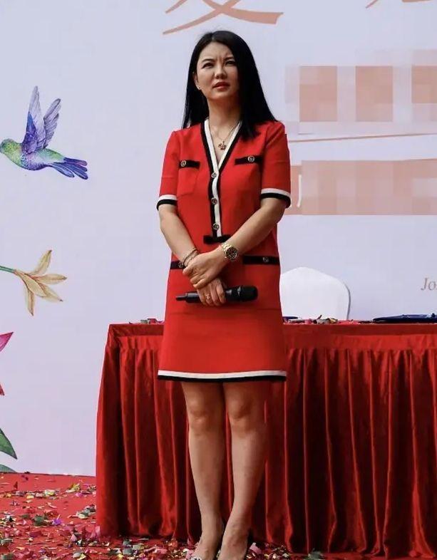 李湘一副旺夫相,穿红色连衣裙好富态,没修图大圆脸更真实!