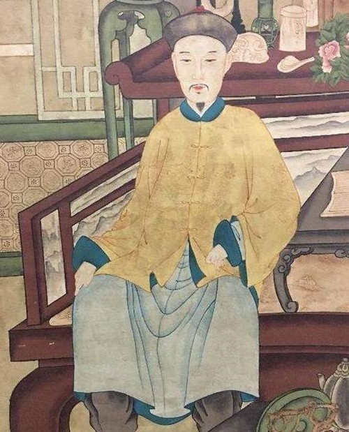 乾隆七世孙如今仍然穿黄袍公开祭祖模仿祖先戴帝王扳指