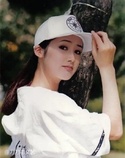 东方的神秘含蓄之美,还有一种遗世独立的清纯气质,因此被称为继任艺珍