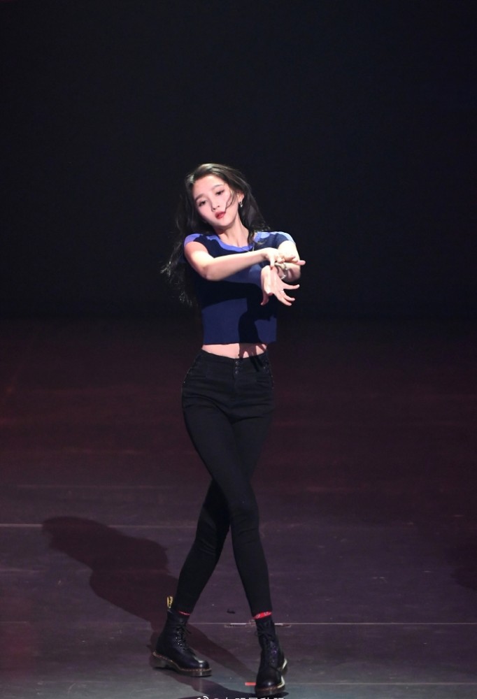 先天条件后天自律造就什么样的腿看关晓彤穿上皮裙后我酸了