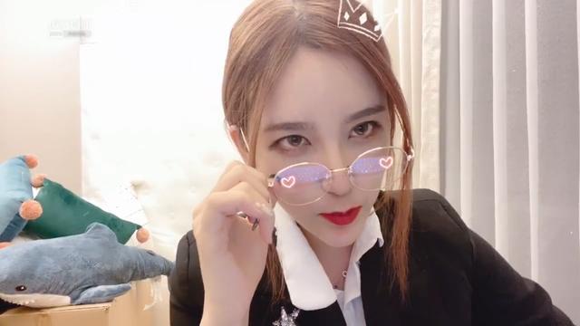 的气质与西装非常搭调,对此许多观众在弹幕中也是直接喊起了rita老师