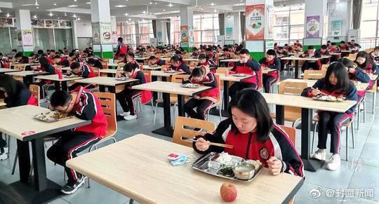成都初三生返校戴口罩上课 食堂吃饭一人一桌