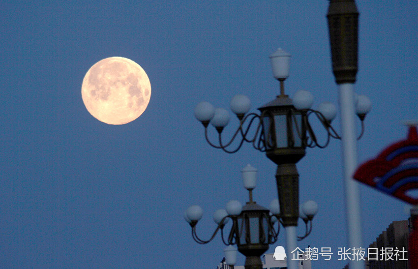2020年4月8日,在甘肃省张掖市甘州区拍摄的超级月亮,皎洁明亮,是今年