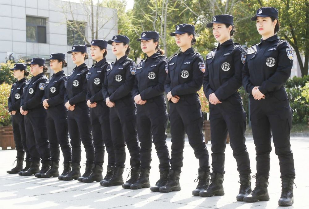 严格训练警务技能训练看上去娇小柔弱的女民警贡亚男,因为射击成绩