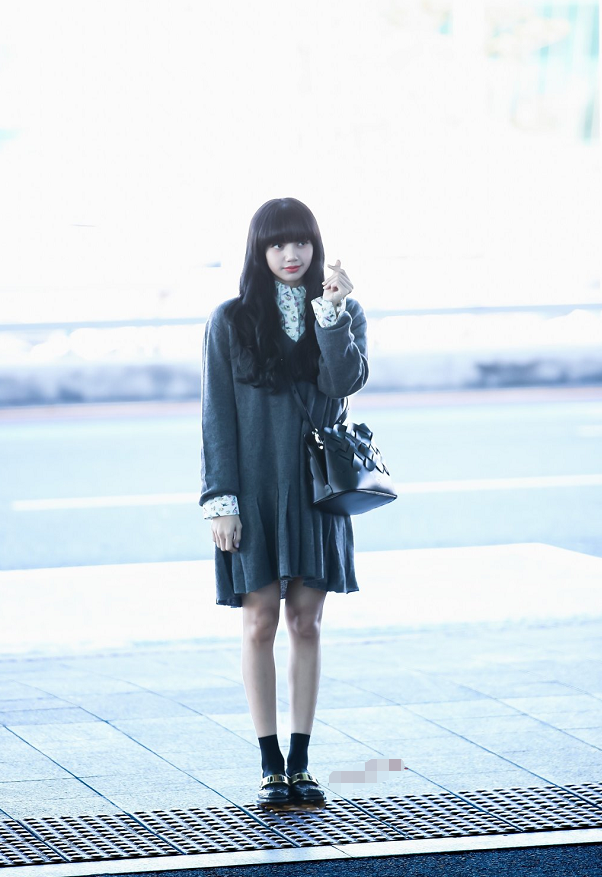 原来lisa也有不完美的时候,直接穿短裙现身,双腿膝盖惹争议_腾讯新闻