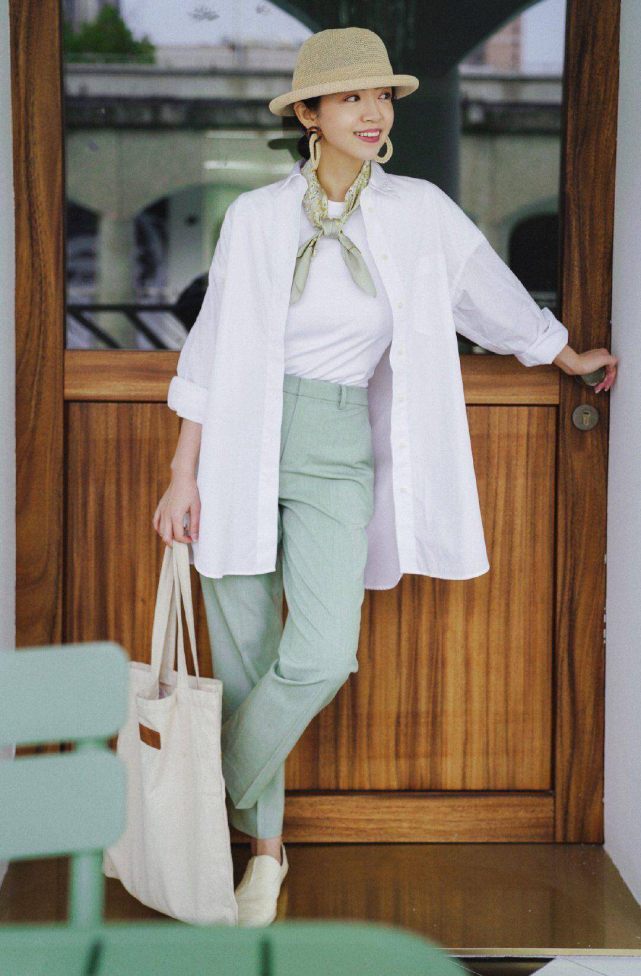 时尚博主三木的复古穿搭,撞色搭配精致又优雅,满满的高级感