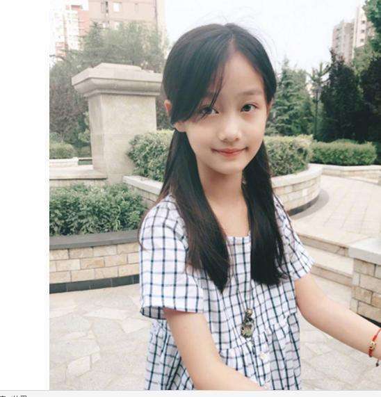 纪姿含因为《虎妈猫爸》这部电视剧和赵薇结缘.