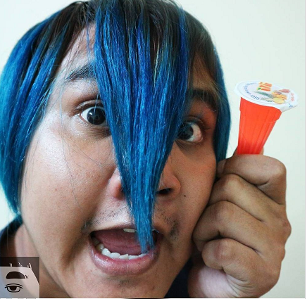 今天泰国小哥染了一个深蓝色的头发,感觉不是很好看,有点杀马特的味道