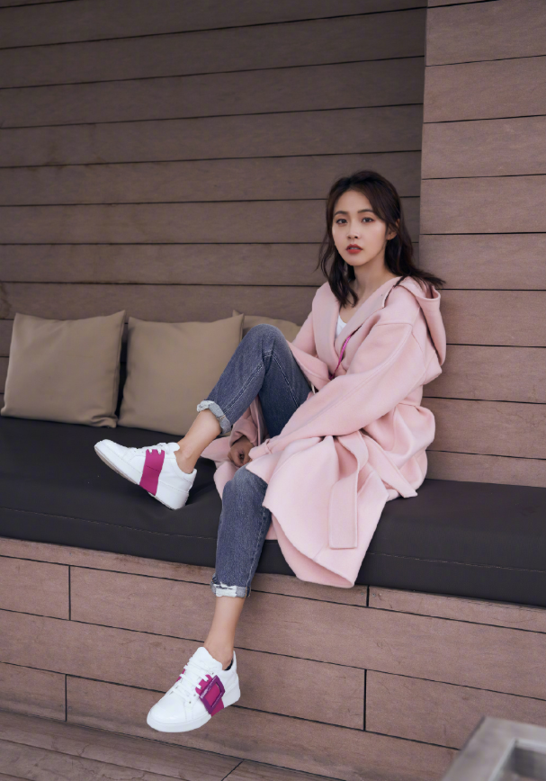 张佳宁时尚感太强,穿粉色风衣配牛仔裤,谁能看出她30岁了