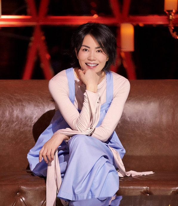 50岁王菲现身聚会,短发白t恤打扮个性,难怪窦靖童随了她_腾讯新闻