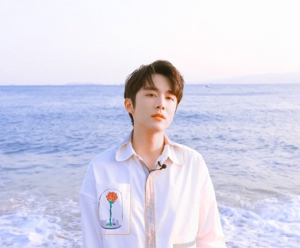 张新成往脸上浇水当镜头给出脸部特写时脱妆后皮肤太真实