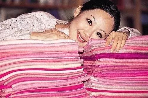 玫瑰红色;传言,章小蕙与钟镇涛,还有离婚后结识的富商陈曜昮交往期间