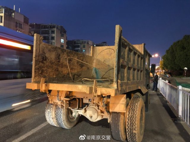 四不像非法拼装车上路被查无牌无证无保险