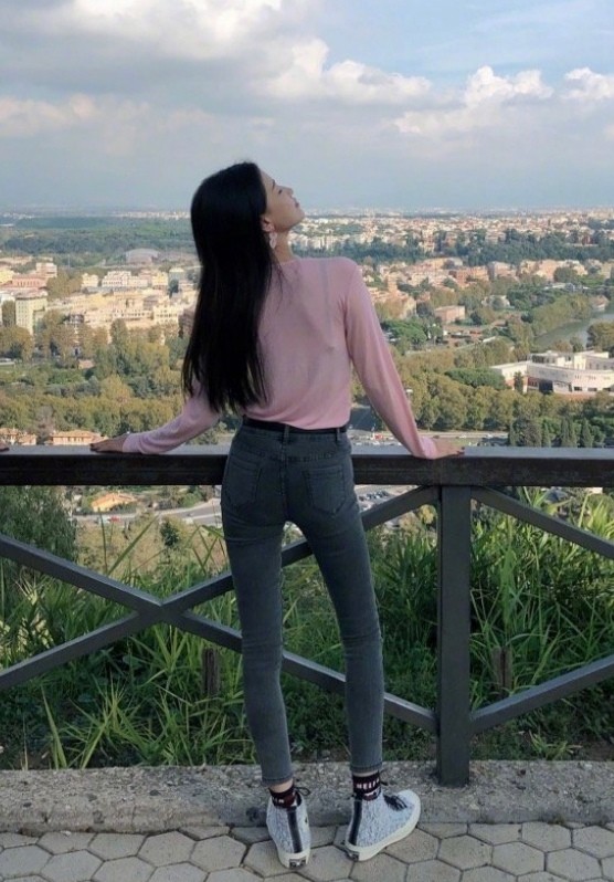 孙怡是"腿精"吧?穿修身牛仔裤站在栏杆旁拍照,这腿和栏杆差不多