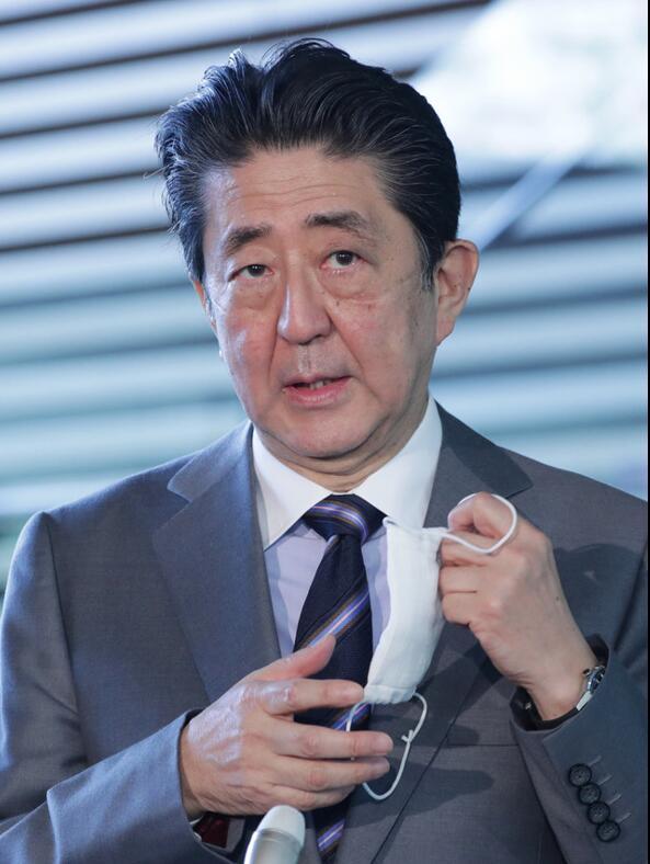 宣布紧急事态宣言的第二天,没戴口罩的安倍作出这一表态