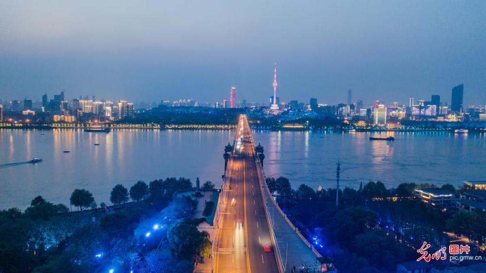 夜色下的武汉长江大桥灯光璀璨景美如画