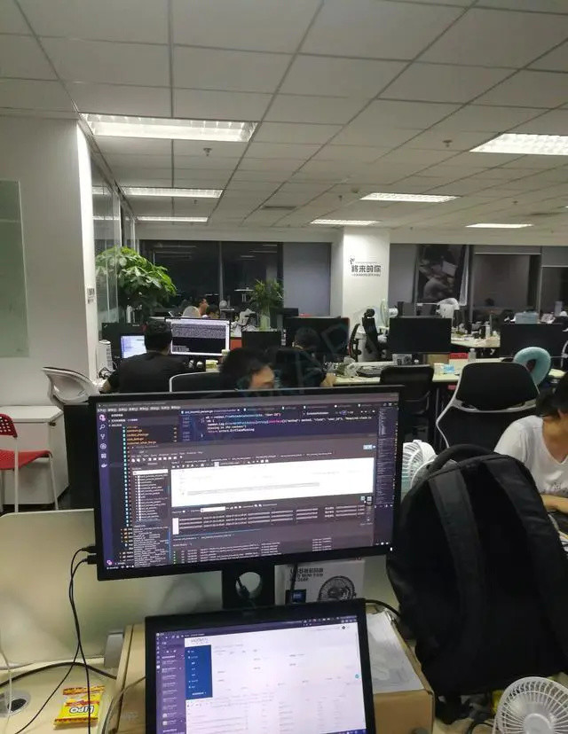 程序员通宵加班赶项目是努力奋斗吗网友实际是改bug