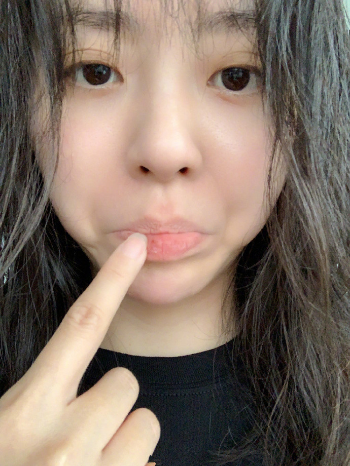 张靓颖晒自拍撒娇卖萌咬指头每一个表情很搞怪