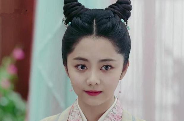 女星牛角包发型大赏:赵露思的太搞笑,迪丽热巴全靠颜值撑着