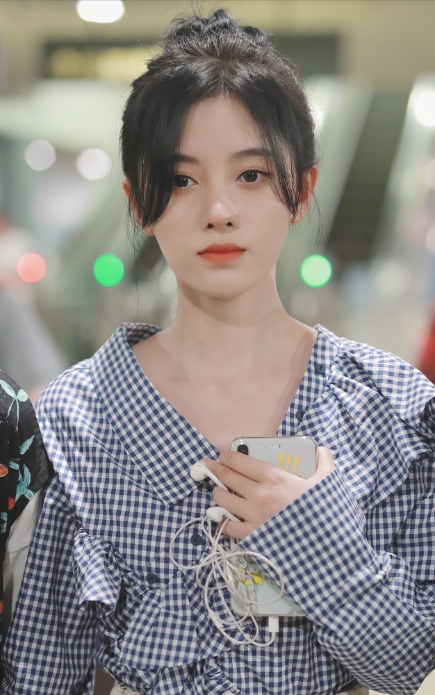 鞠婧祎现身机场,粉丝抓拍生图曝光,这颜值真实存在?