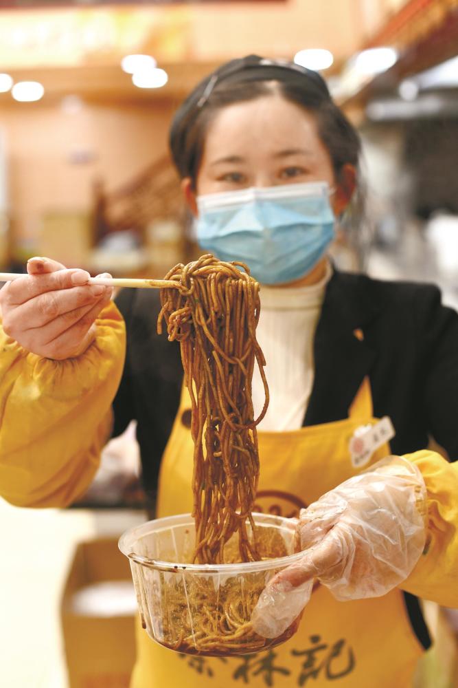 热干面代表汉味小吃喊话这碗面盛满不离不弃