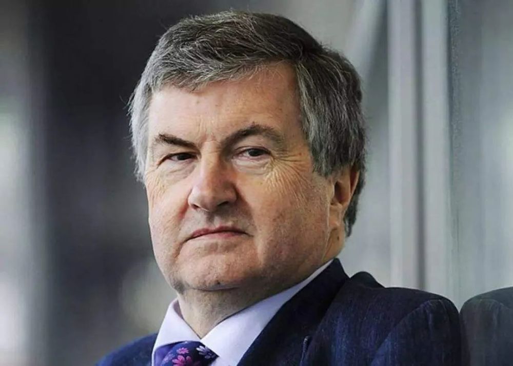 更重要的是,突出强调威廉帝国与魏玛共和国之间的某种连续性:保守的