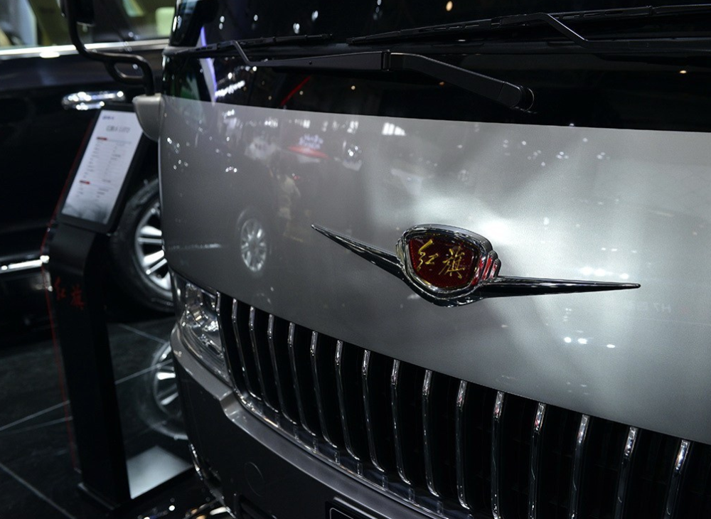 低调奢华的红旗l6挂经典葵花车标哪里输给丰田考斯特