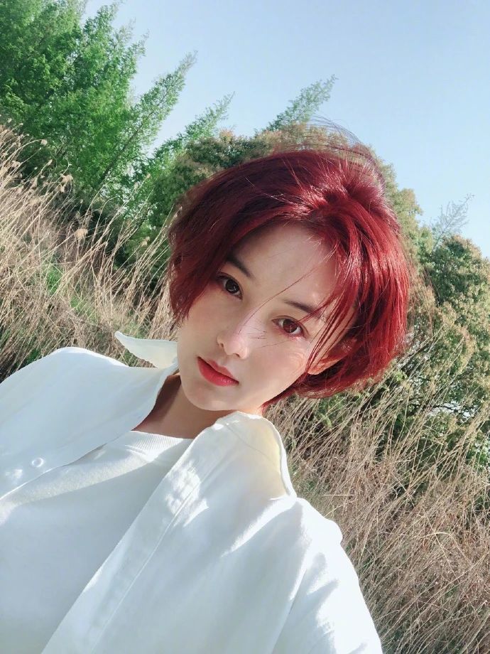 张馨予年纪越大越胆大了,90元染非主流红发,没想到意外显白