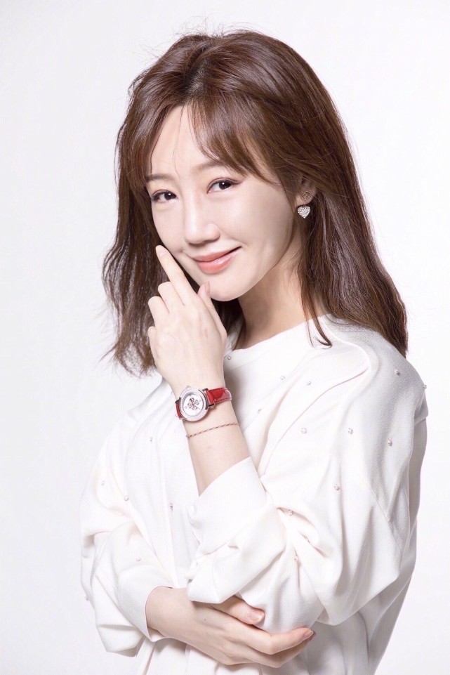 胡歌前女友薛佳凝晒照模样和曾经完全不一样化淡妆遮不住脸僵