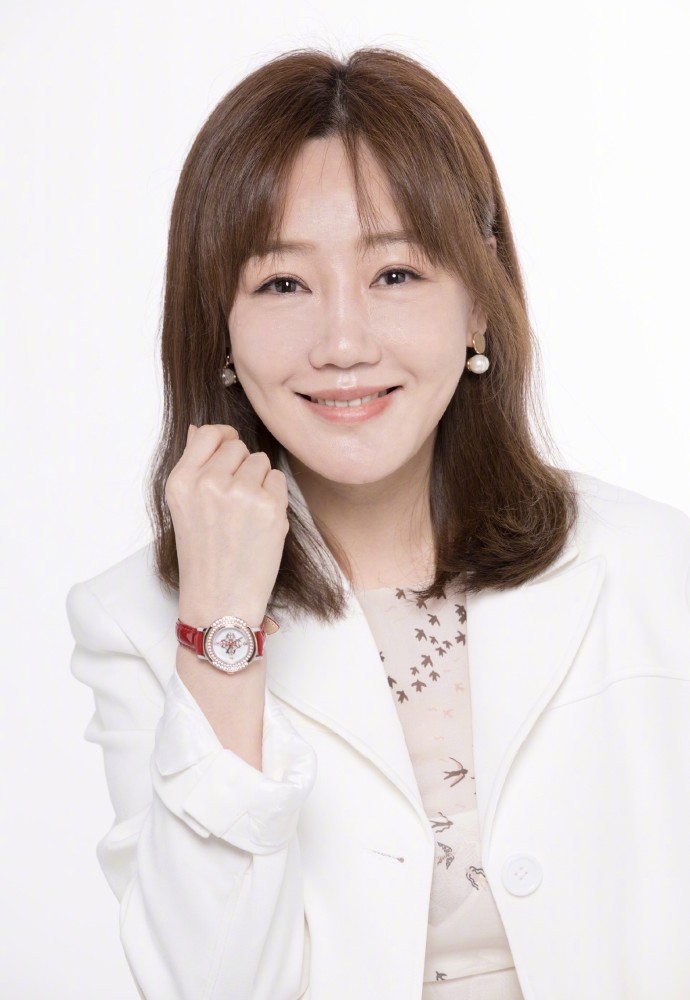 胡歌前女友薛佳凝晒照,模样和曾经完全不一样,化淡妆遮不住脸僵