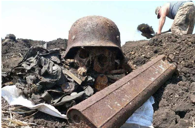 俄罗斯"挖土党"淘出大宝贝,不是头盔不是枪械,卖出去直接赚翻