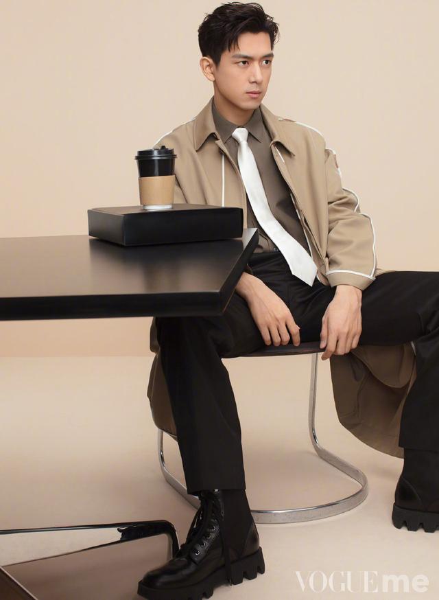 自带霸总范儿的李现!新时尚大片化身魅惑超a男神,痞痞坏笑绝杀