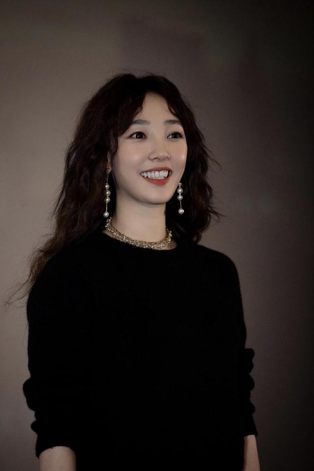 但是现实生活中羊毛卷又是性感妩媚还带点可爱的发型,白百何这款羊毛