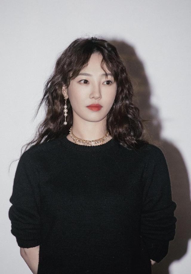 白百何新造型太成功,经典黑白配气质高级,换了羊毛卷长发美炸了