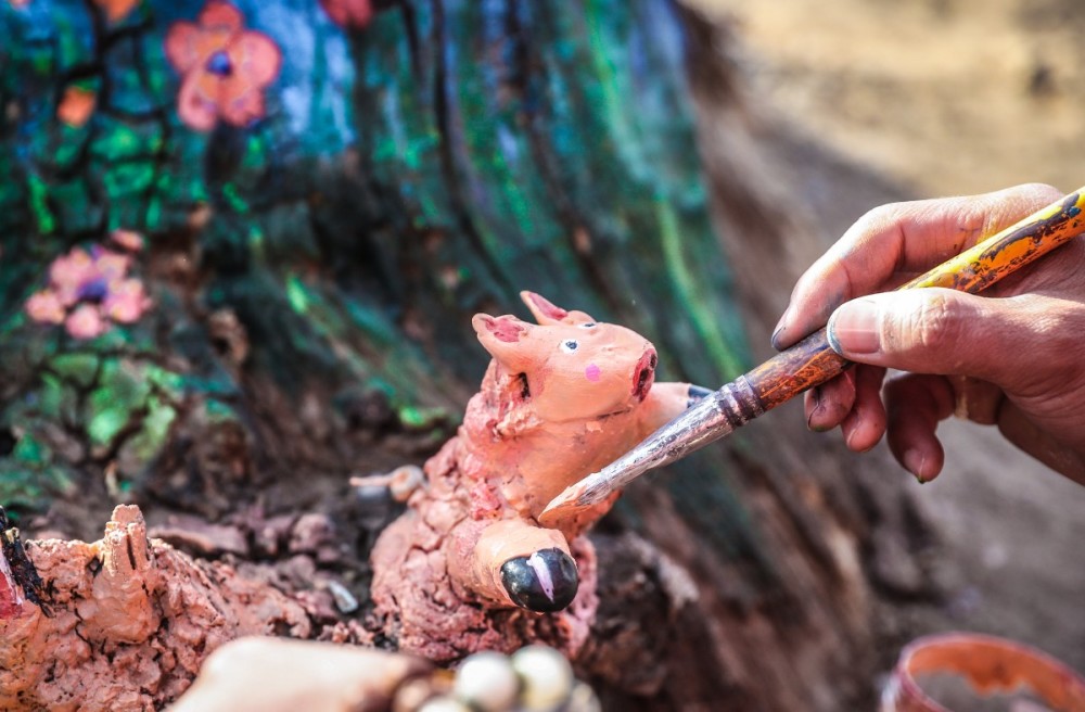 枯弃树桩变身艺术品90后青年妙笔生花