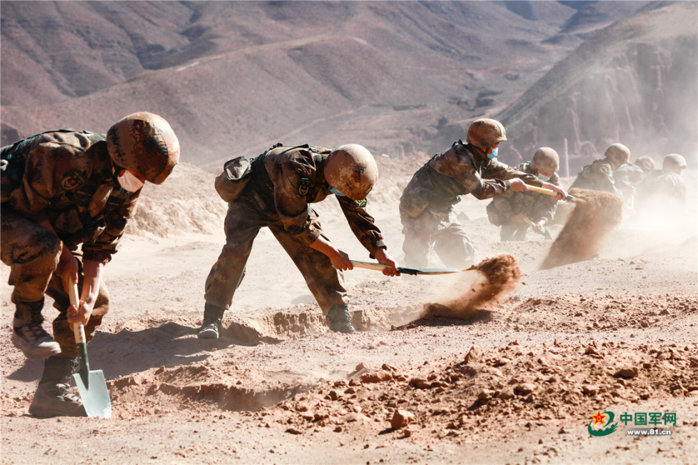 官兵開展單兵掩體構築訓練.