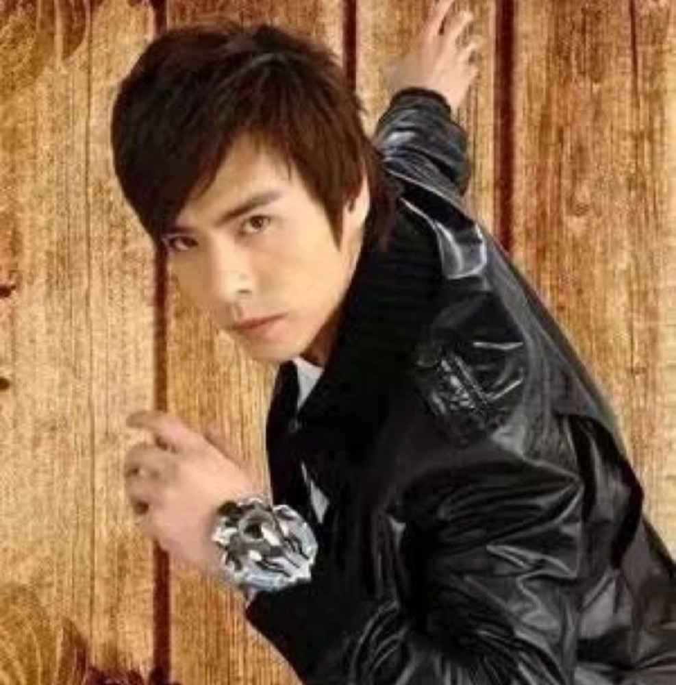 原来当年《铠甲勇士》黑犀铠甲北淼的扮演者是他,也太优秀了吧!