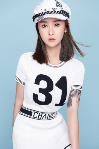 李幼恩直播晒美食,却意外"撞脸"聂小倩,她也真敢整容!