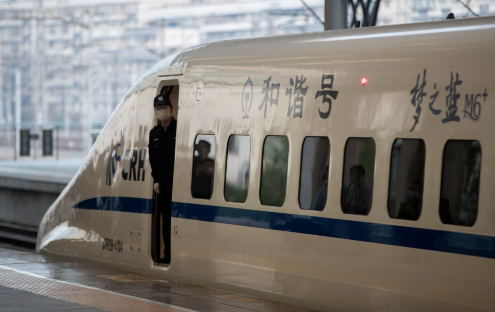 4月8日,d9301次列车在汉口站等待发车.新华社记者 费茂华 摄