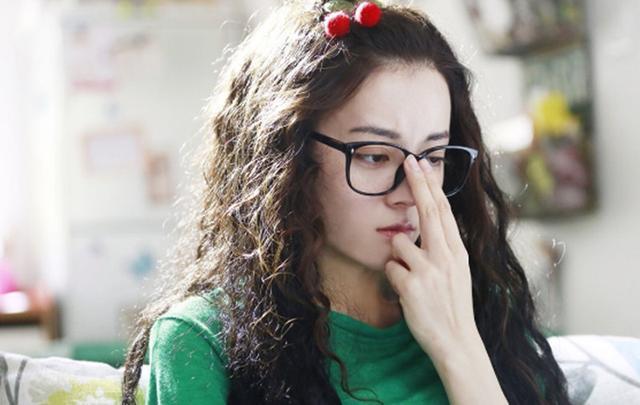 关晓彤模仿热巴挑战"泡面头",看到成品后,傻白甜也不是谁都演得了