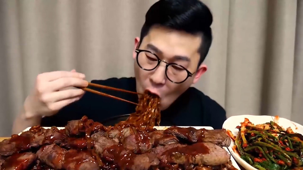 韩国吃货大叔30包黑豆面牛肉一口秒吞3包脖子以后都是胃吗