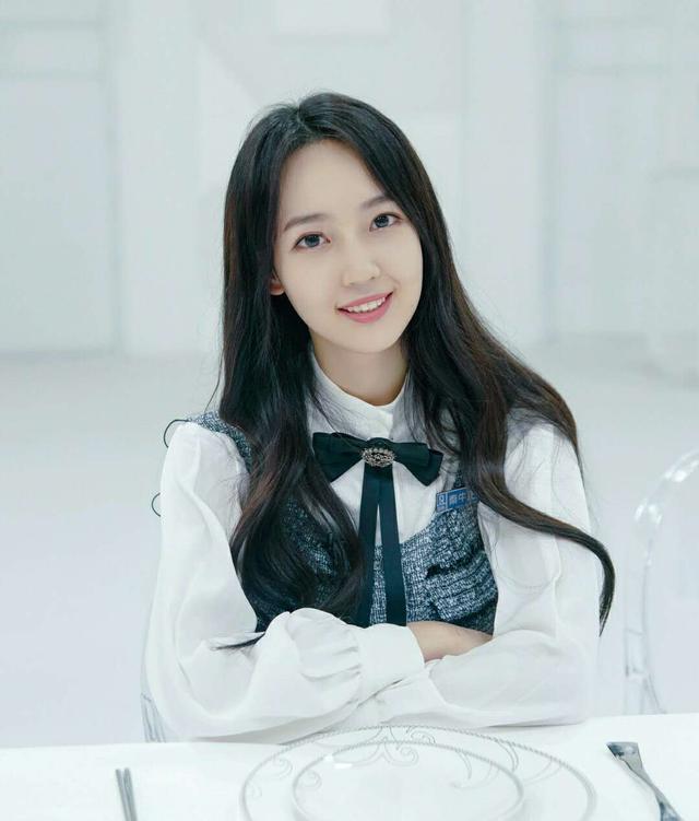 秦牛正威中学旧照曝光,有着校花级美貌,曾与吴亦凡传出绯闻