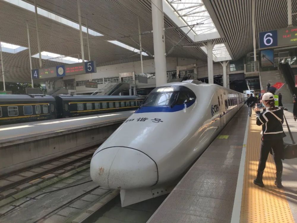 其中高铁动车3趟一共7趟开往福州站的旅客列车今日从湖北武汉地区抵达