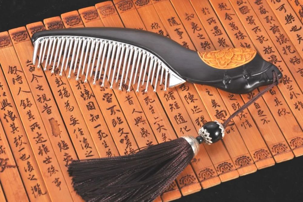 首先,从梳开散乱的毛梢开始,用梳子把毛梢轻贴头皮,慢慢地旋转着梳拢.