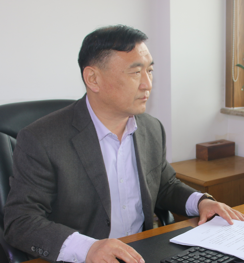 半夜淄博一男子开车撞向派出所大门