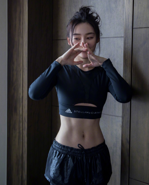 袁姗姗时隔3年晒火辣a4腰,穿露脐装炫耀马甲线