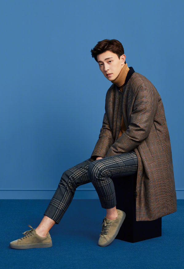 邓伦不愧是"时髦精",穿蓝衬衣配黑西装裤,完美诠释慵懒风格