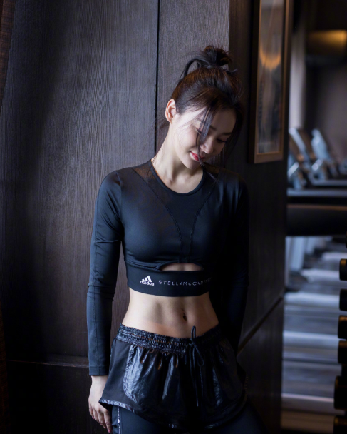 袁姗姗时隔3年晒火辣a4腰,穿露脐装炫耀马甲线